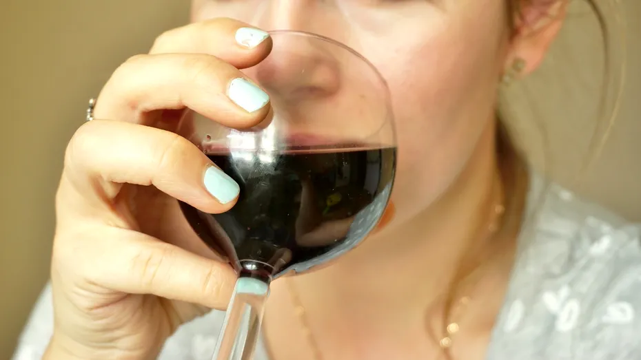 Mitul paharului de alcool înainte de culcare. De ce somnolența nu înseamnă somn de calitate