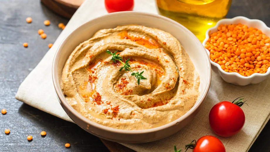 Cum să faci humus de linte. E foarte simplu, doar amesteci ingredientele în blender!