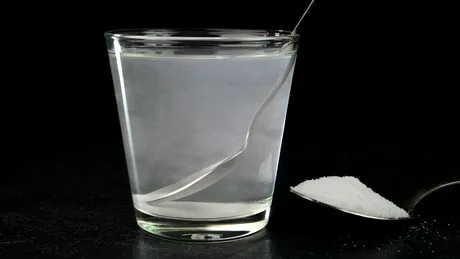 Spălarea cu apă sărată – metoda naturală de curățare a colonului care promite un reset fizic, mental și emoțional. Iată cum să o faci corect