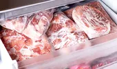 Ingredientul pe care să-l pui în apă atunci când decongelezi carnea. Se dezgheață mai repede!