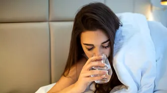 Un medic avertizează asupra consumului de apă înainte de culcare. De ce îți poate afecta somnul în timpul nopții
