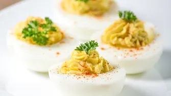 Ouă umplute: aperitive gustoase și ușor de pregătit pentru masa de Paşte