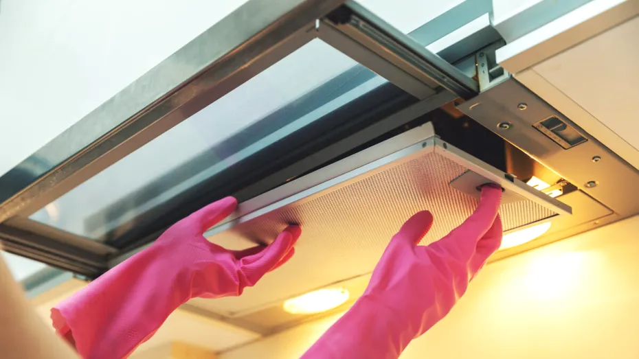 Cât de des trebuie schimbat filtrul de carbon la hotă și de ce e esențial pentru aerul din bucătărie