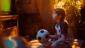 Ar trebui să îi lași pe copii să stea treji pentru un meci important? Cum le afectează programul de somn