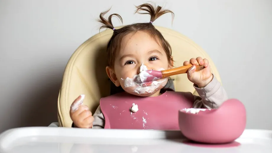 Alimente care nu ar trebui să ajungă niciodată în farfuria unui bebeluș, chiar dacă este la diversificare