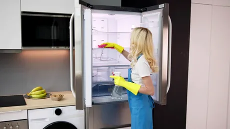 Unde trebuie curățat frigiderul pentru a consuma mai puțin curent. Se recomandă mai ales în sezonul rece