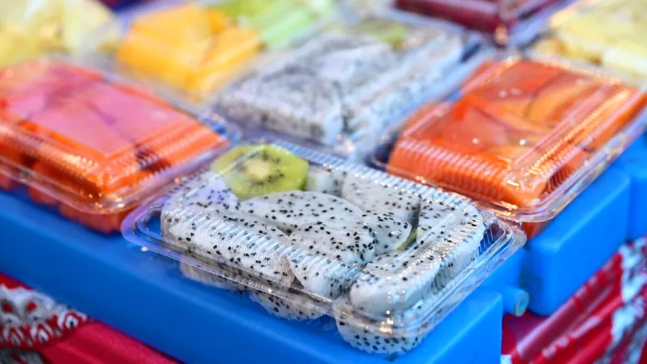 Bacteria din fructele tăiate și din salata din sandvișuri, posibilă cauză a cancerului de colon la tineri. Explicația cercetătorilor