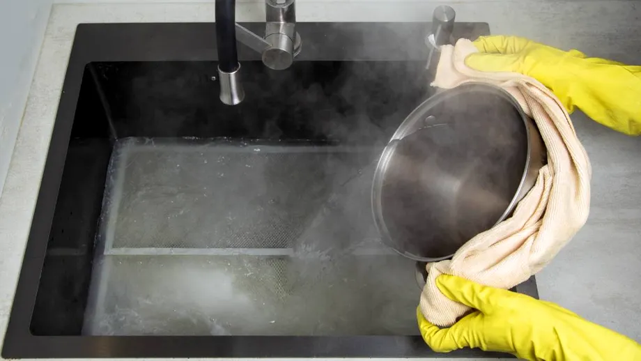 Ce să torni în chiuvetă să scapi de mirosul neplăcut. Ingredientul care desfundă țevile în cinci minute