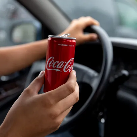 Ce se întâmplă dacă bei Coca-Cola în fiecare zi. Bolile grave la care te expui