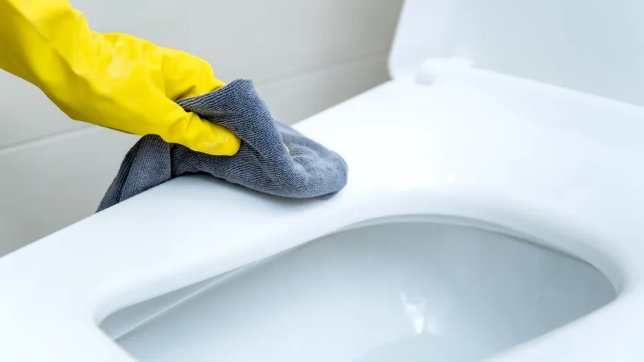 Cu ce să cureți capacul de toaletă pentru a arăta ca nou. Spune adio petelor galbene
