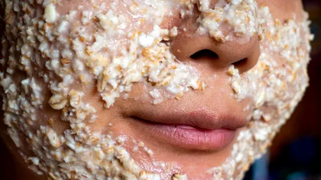 Mască facială cu fulgi de ovăz - cum se prepară și ce beneficii are pentru piele