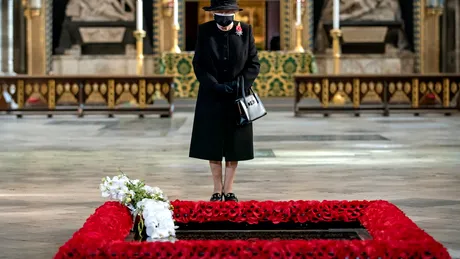 Regina Elisabeta a II-a, pentru prima oară cu mască în public