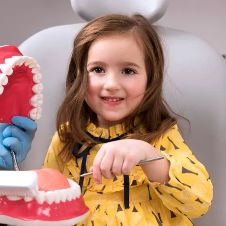 Înghesuirea dentară, una dintre cele mai comune probleme ortodontice la copii. Cum o tratezi?