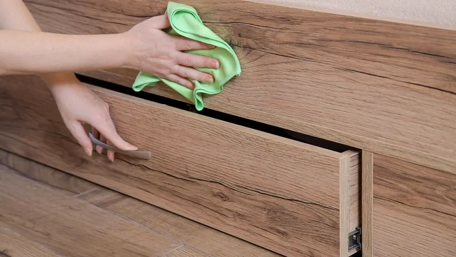 Cum să cureți și să întreții mobila mată