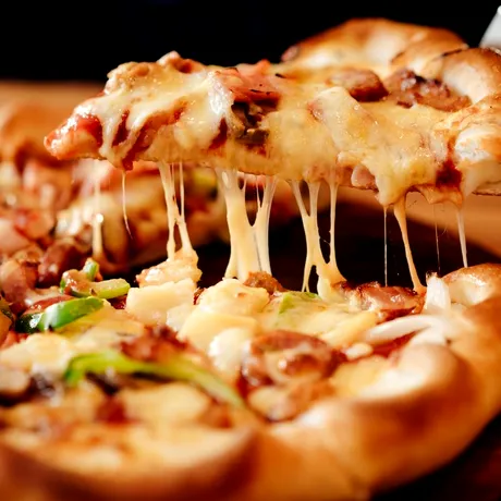 Aluat fraged de pizza cu doar trei ingrediente. E gata în 5 minute și nu ai nevoie de drojdie!