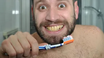 Mituri despre pasta de dinți. Nu trebuie să fie scumpă ca să fie mai eficientă!