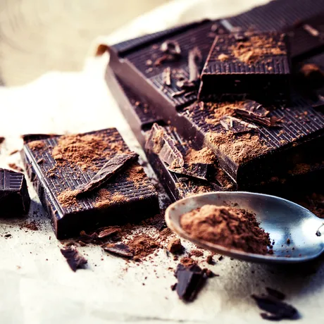 4 motive pentru a mânca patru pătrățele de ciocolată neagră în fiecare zi