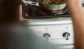 3 tehnici de gătit care fac mâncarea toxică