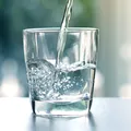 Tu știi la ce riscuri te expui atunci când bei apă în timpul mesei?