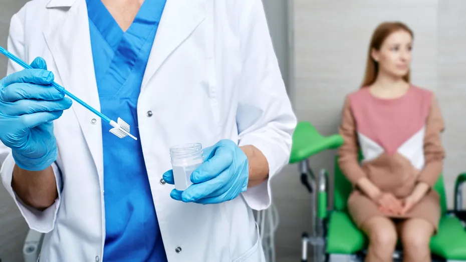 Cum poate fi descoperit cancerul de col uterin ÎNAINTE să devină cancer. Semne timpurii și teste care depistează leziunile precanceroase