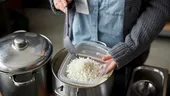 Secretul orezului pufos, ca la restaurant. Metoda clasică pe care puțini o mai folosesc