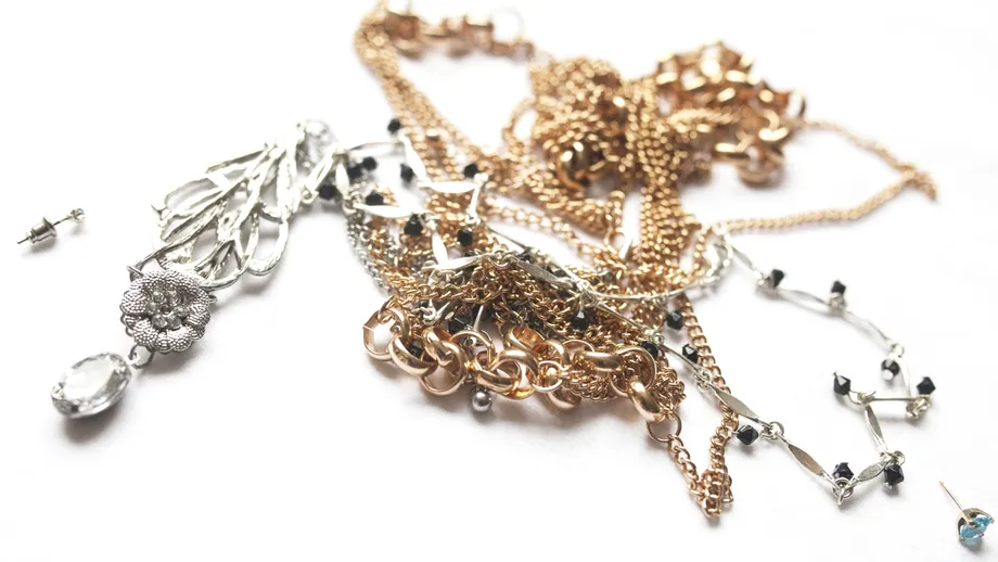 Cum să desfaci lanțurile încâlcite fără să le rupi. Trucuri care chiar funcționează