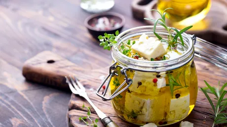 Cum să marinezi brânza feta pentru un gust senzațional ca în Grecia