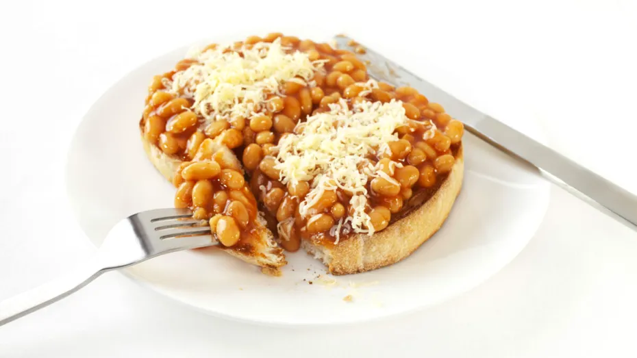 De ce să nu mănânci niciodată fasole sau brânză înainte să pleci în vacanță