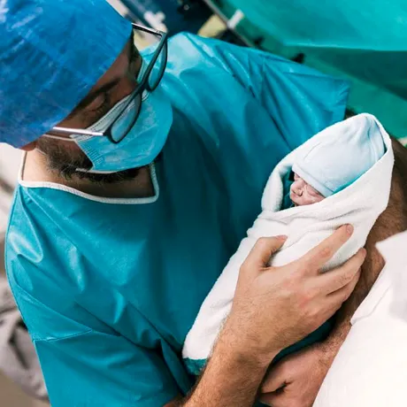 „Boala care mănâncă țesuturile”, complicația rară cu care s-a confruntat o femeie după cezariană. Nu a avut voie să-și vadă bebelușul timp de trei luni