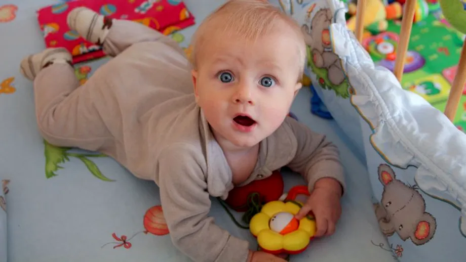 Ce și cum văd bebelușii în primele luni de viață? Răspund oftalmopediatrul și neonatologul