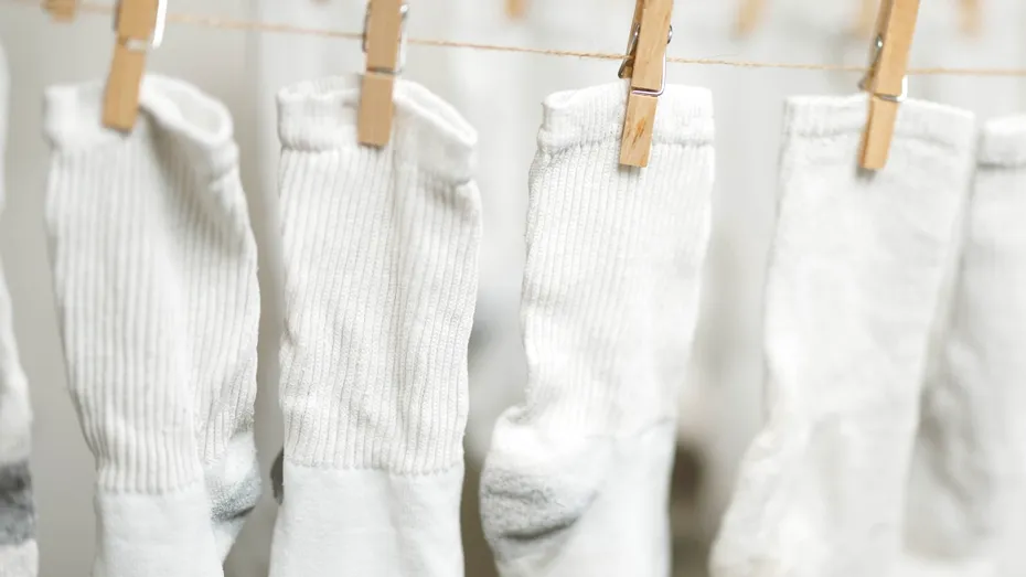 Un truc natural pentru șosete albe strălucitoare care chiar funcționează – fără înălbitor sau detergenți scumpi