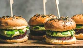 Sunt toţi burgeri vegetarieni sănătoşi? Sau mai sănătoşi decât hamburgerii obişnuiţi?