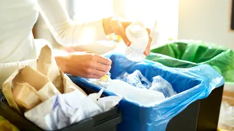 De ce ar trebui să depozitați rola de saci de gunoi în coșul de gunoi? Truc simplu și extrem de util!