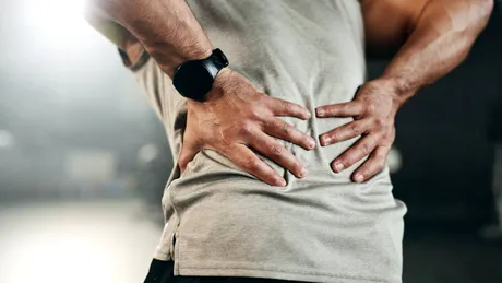 Mișcarea pe care medicii avertizează să o eviți dacă ai dureri de spate