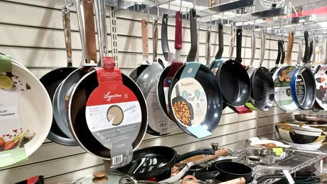 Cu ce se curăță rapid etichetele de pe oale și tigăi. Ingrediente din bucătărie care funcționează mai bine decât orice produs chimic