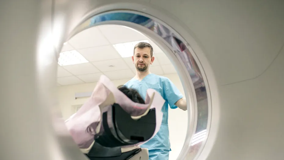 Un bărbat a murit după ce a fost „aspirat” de un aparat RMN. Ce purta acesta la gât