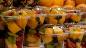 Nu mai cumpăra fructe tăiate puse în cutii de plastic! Te poți îmbolnăvi