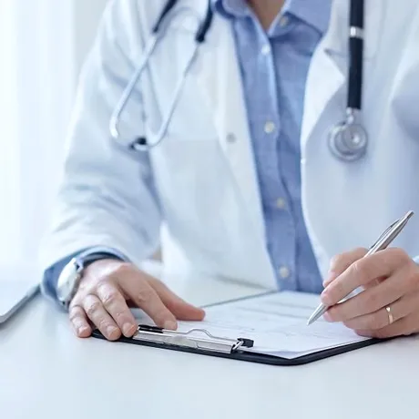 Câți bani vor scoate din buzunar de la 1 august coasigurații soț/soție sau părinții fără venituri. Dacă nu plătesc, rămân neasigurați după 1 septembrie