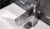 Cel mai simplu truc ca să cureți robinetul de la chiuvetă! Amestecul de 3 lei care te salvează