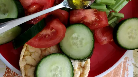 Nu prea bei apă? Atunci mănâncă legume cu multă apă! Iată top 3! Bonus: ajută la slăbire