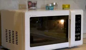 De ce să nu pui obiecte deasupra cuptorului cu microunde! Cât de periculos e acest gest