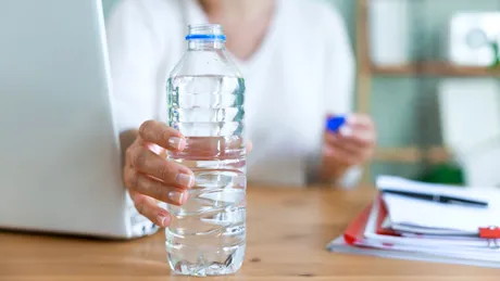 O femeie a murit după ce a băut 2 litri de apă în 20 minute. Ce semne dă intoxicația cu apă și cât de periculoasă este