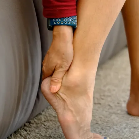 Cum poți îngriji călcâiele crăpate, chiar la tine acasă! Ce afecțiuni pot ascunde?