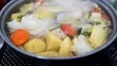 Greșeala pe care o fac aproape toți românii când fierb legumele pentru supă. Bucătarii spun că așa își pierd gustul