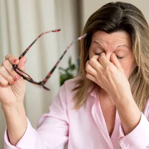 Te doare capul în fiecare dimineață. Ce îți spune organismul? Dr. Anca Ghilință: „O cefalee cu debut brusc ar trebui considerată o urgență medicală”