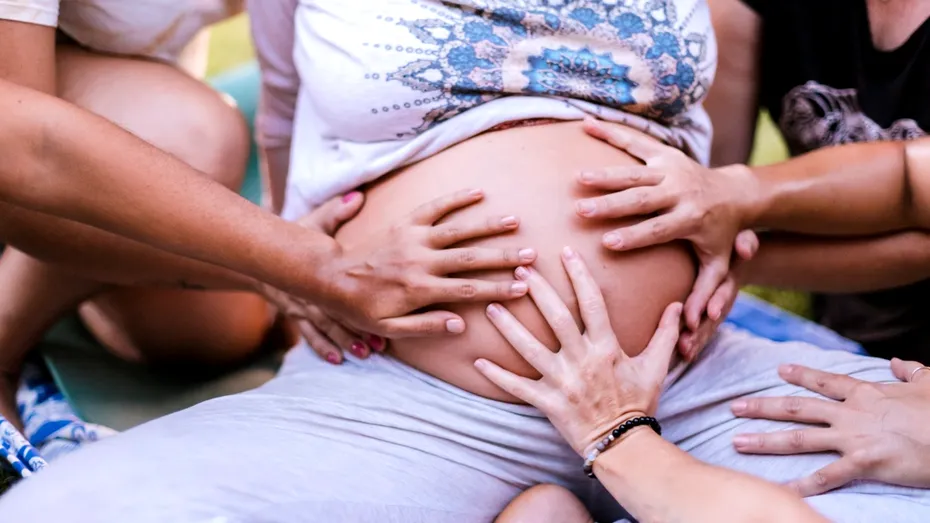 O tânără mamă a murit în timp ce năștea acasă, după ce o doula plătită nu a chemat ambulanța: „Nu cred că am o obligație”