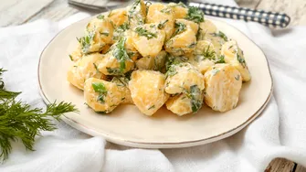4 rețete delicioase cu cartofi noi pe care le vei găti toată vara. Salata cu maioneză este vedeta sezonului