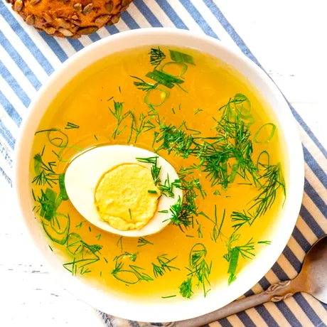 Rețetă de ciorbă cu ouă fierte. Preparatul simplu și plin de gust