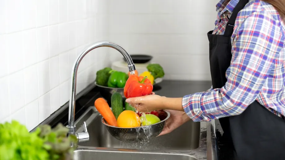 Cum cureți corect fructele și legumele de pesticide. Greșeala pe care o facem cu toții când le spălăm