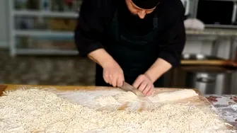 Cum prepari tăieței de casă, după rețeta călugărului bucătar Efrem Băndărică. Ce adaugă în aluat